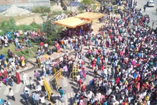 heavy crowd at anand vhar bus terminal delhi