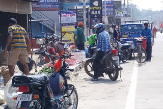 Slug Social distancing is not being kept in the vegetable market in ranchi