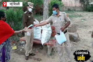 Inderpuri police distributed food and face masks to the needy