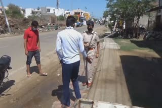 women police beaten those who roam on the road unnecessarily in jhajjar