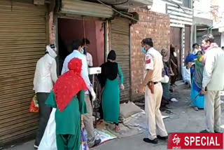 Peoples in ques in jahangirpuri for ration during lockdown