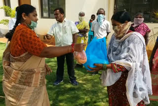 MLA Seethakka has supplied the essentials for daily wages at mulugu