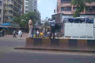 dadar vegetable market scattered to avoid crowd