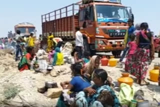 Andhra police stops migrant workers at Prakasam-Guntur border