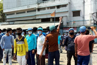 মাস্ক ও স্যানিটাইজ়ারের দাবিতে বিক্ষোভ বিস্কুট কারখানার শ্রমিকদের