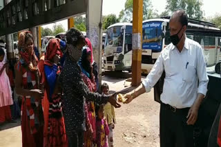 Devotees distributed food for the needy IN GWALIOR