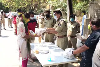 The food was distributed to the daily laborers by CP Anjanekumar at Hyderabad banjarahills