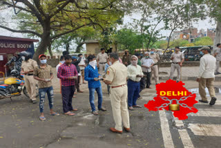 Police distributed food packets to starving unemployed people in west delhi during lockdown