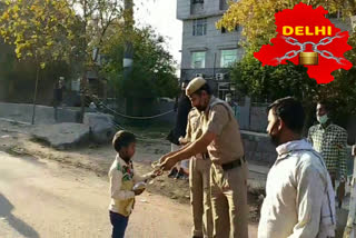 delhi police helping pedestrian with food during lockdown in seelampur