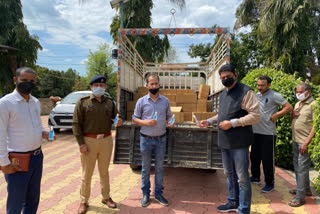 MLA Rakesh Pathania distribute sanitizer in nurpur