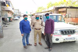 ETV Bharat reporter distributes mask-sanitizer