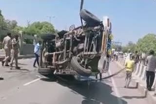 ambulance overturned on kanpur highway