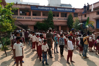 School called for giving rice during the lockdown in Lohadaga