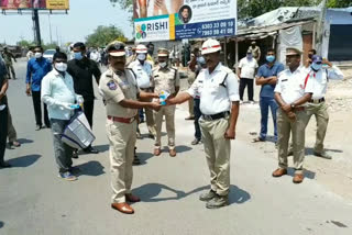 masks distribution by ramagundam cp satyanarayana at peddapalli due to corona precautions