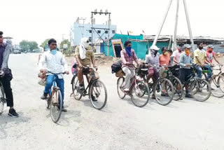 madhya-pradesh-coolies-go-home-on-bicycles