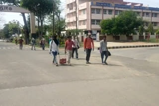 laborers-from-maharashtra-coming-home-district-balaghat-on-foot