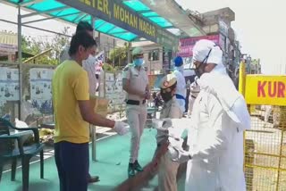 youth fed the policemen doing duty in the lock down