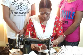 Family members of railway employees are preparing masks in Raipur