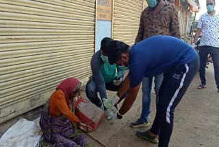 Social worker helped poor people in mayurbhanj, mayurbhanj latest news, lockdown in mayurbhanj, ମୟୂରଭଞ୍ଜ ଲାଟେଷ୍ଟ ନ୍ୟୁଜ୍‌, ମୟୂରଭଞ୍ଜରେ ଲକଡାଉନ, ମୟୂରଭଞ୍ଜରେ ସାମାଜିକ କର୍ମୀଙ୍କ ମହାନତା