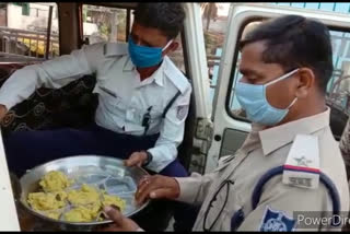 Traffic department distributed food in Slum Hut