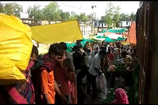 Market crowd swelled during lockdown exemption in Jhabua