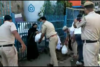 delhi police distributing ration to needy people at turkman gate