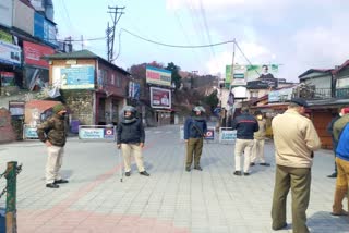 police helping people during curfew in shimla