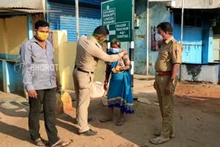 Police inspector distributed ban,mask to old women in Gadag