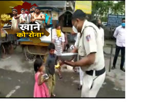 East Delhi, Policestation SHO distribute food to needy peoples in lockdown periods.