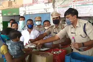 tadipatri dsp  provided food parcels to beggars