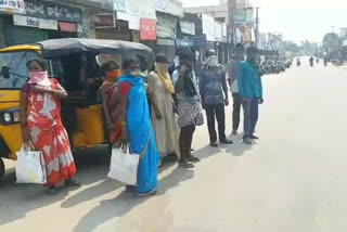 police blocked the laborers due to the lockdown at anakapalli in visakha