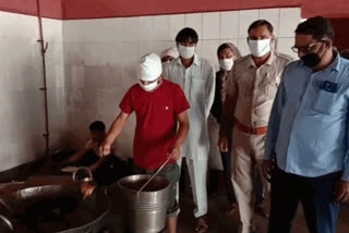 hiwani prisoners making food