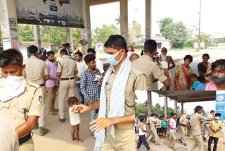 commissionerate police distribute food for roadside hungry people