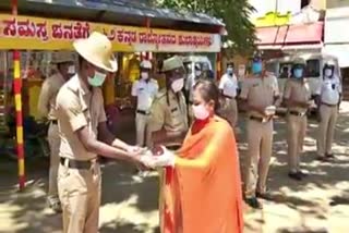 judge roopa distrubuted food to police