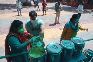 food distributribution in five schools at kirari by delhi government