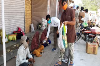 Social worker helping people during lockdown in Mandsaur