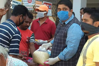 Congress leader distributed ration among 300 poor families in ranchi