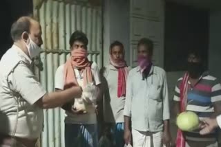 police gave ration to laborers in munger