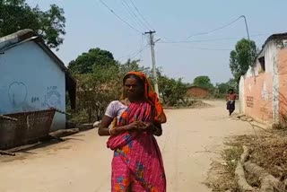 boudh latest news, awareness on corona in boudh, corona virus news, corona awareness, tribal woman awares people on corona, ଆଦିବାସୀ ମହିଳାଙ୍କ କୋରୋନା ସଚେତନତା ବାର୍ତ୍ତା, ବୌଦ୍ଧ ଲାଟେଷ୍ଟ ନ୍ୟୁଜ୍‌, ବୌଦ୍ଧରେ କୋରୋନା ସଚେତନତା, କୋରୋନା ଭାଇରସ ନ୍ୟୁଜ୍‌, କୋରୋନା ସଚେତନତା