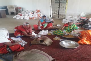 Self-help group women distributing food during lockdown on instructions from Ranchi DC