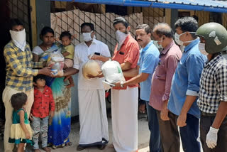 food distribution  migrant workers  അതിഥി തൊഴിലാളികള്‍  ഭക്ഷണക്കിറ്റ് വിതരണം  തവനൂര്‍ അതിഥി തൊഴിലാളികള്‍