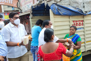 SHIVSENA HELPT TO WOMANS IN DHARAVI