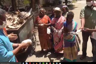 textile store owner distributed  masks to the needy