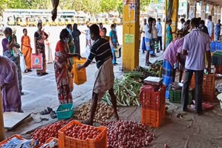 காத்து நின்று காய்கறி வாங்கிய மக்கள்