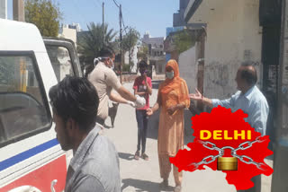 Delhi Police helping the needy by roaming around every area.