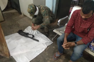 Bank of India security guard shot himself in chaibasa