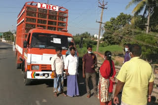 கோழிகளை ஏற்றி வந்த லாரி