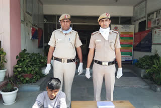 najafgarh police station team arrest a robber