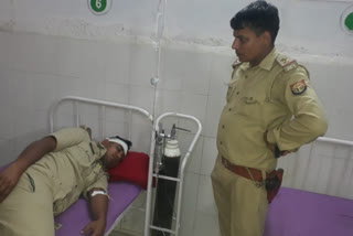 पुलिस टीम पर किया हमला.