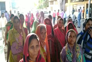 Women laborers reached collector office to demand ration